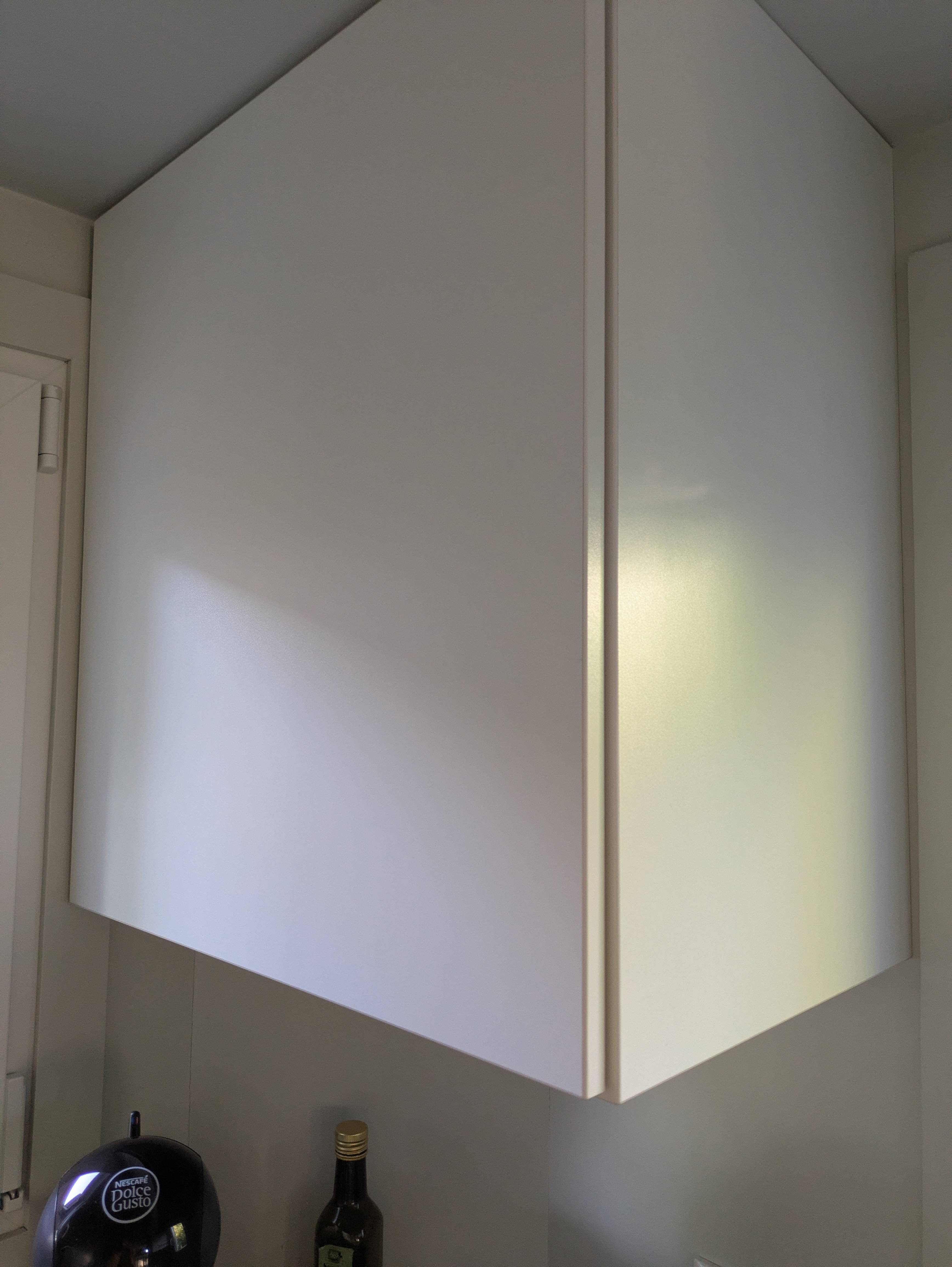 Geschlossener Hängeschrank in der Küche