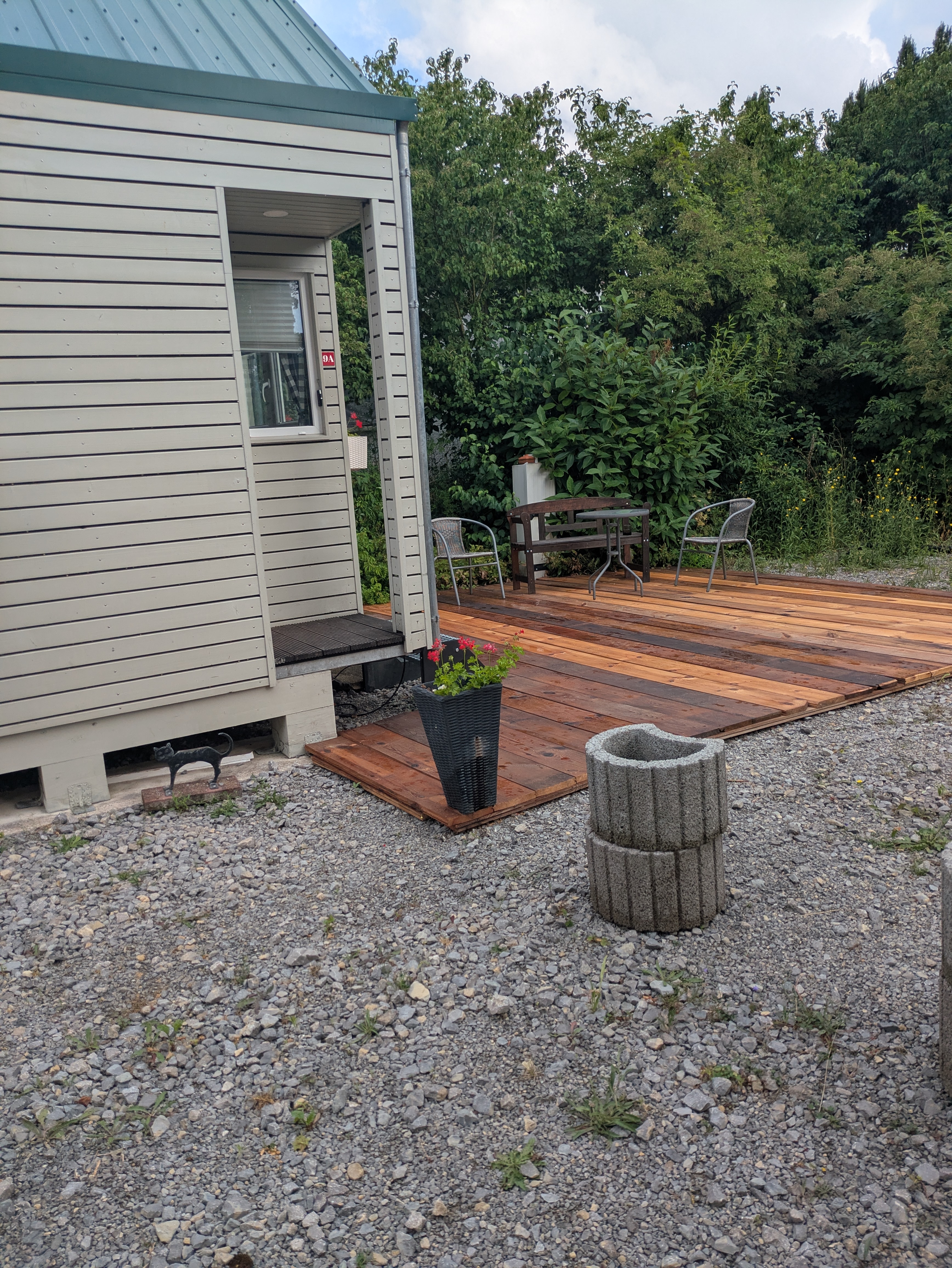 Außenansicht Tiny House Terrasse von der Seite